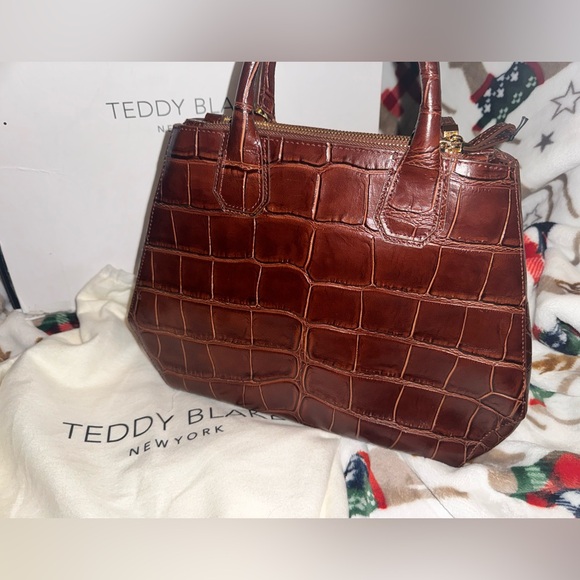 Teddy Blake Vera Croco
Crafted in Italy - Picture 2 of 10